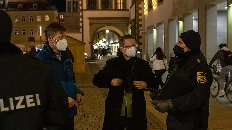 Ordnungsreferent Jan von Lackum (links) und Oberbürgermeister Sebastian Remelé im Gespräch  mit Markus Hack, dem Leiter der Schweinfurter Polizeiinspektion.