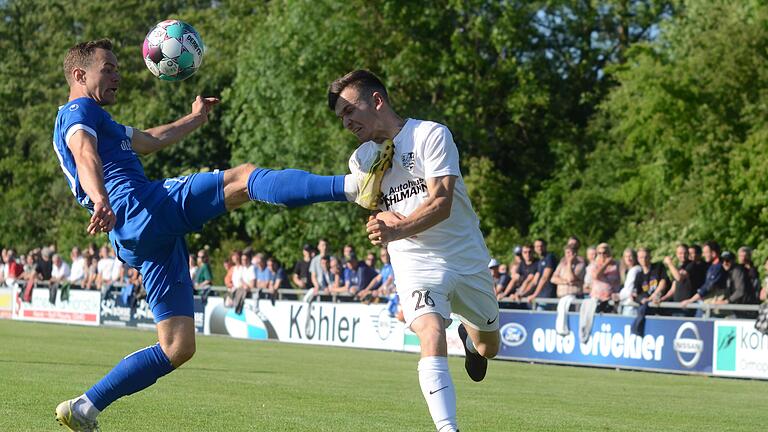 Marc Hänschke (Würzburger FV) und Paul Karle (Karlburg) im Hinspiel am Mittwoch, dass der FV 04 Würzburg mit 3:1 gewann.