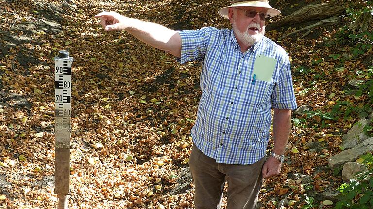 Der Unkenbach wäre ohne die Zufuhr aus den Brunnen innerhalb von zwei Wochen ausgetrocknet, erläutert Hans Fischer, als er im alten Bachlauf steht und auf den völlig ausgetrockneten Grund zeigt.