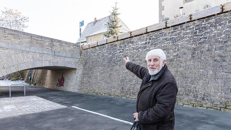 Vom einstigen Brückentorturm ist heute nur noch das nicht öffentlich zugängliche Gewölbe erhalten: Der Turm stand an der Alten Mainbrücke (am 'Schlössle') und sicherte den Zugang zur Stadt.