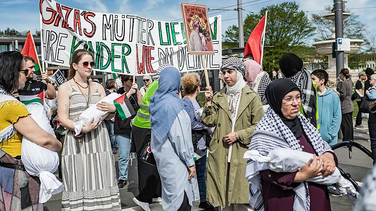 Rund 150 Menschen machten am Samstagnachmittag bei einer Demonstration durch die Innenstadt von Würzburg auf den Krieg und das Leiden in Gaza aufmerksam.