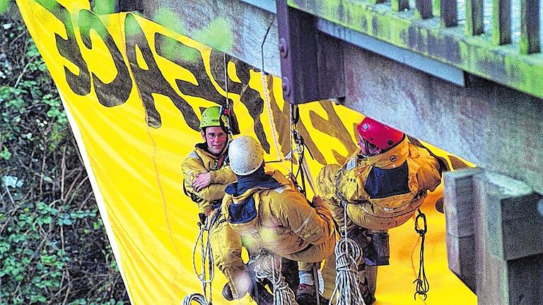 In den Seilen: Mitglieder von Greenpeace versuchen 2001 den Castor-Zug aus Gochsheim bei Sennfeld aufzuhalten.