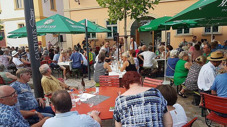 Die Band Solid Ground verzauberte ihr Publikum mit irischem Poetry Folk beim „Sternsommer“ in Kürnach.