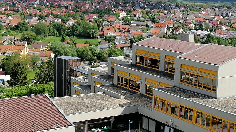 In der Mittelschule auf dem Bad Neustädter Schulberg stehen umfangreiche Umbaumaßnahmen an. Nun wird die Maßnahme teurer, weil alle Heizkörper ausgetauscht werden müssen.&nbsp;