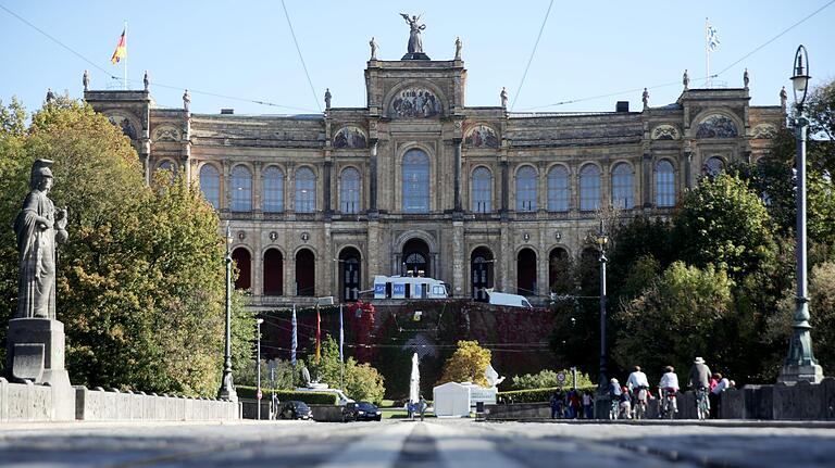 Das Maximilianeum in München ist der Arbeitsplatz von MdL Steffen Vogel. Das Maximilianeum in München ist der Arbeitsplatz von MdL Steffen Vogel. 