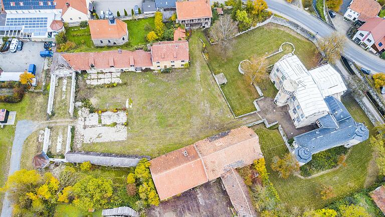 Das Ebelsbacher Schloss wird keine Brandruine mitten in der Gemeinde bleiben, sind Landrat Wilhelm Schneider und Bürgermeister Martin Horn überzeugt.