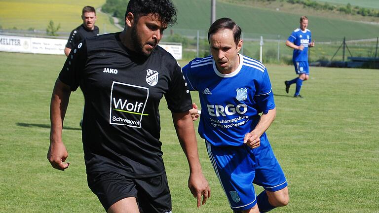 Unermüdlich und immer mit vollem Einsatz: Marco Mangold (rechts), der 48-jährige Spielertrainer der SG Burglauer, hier im Derby gegen die SG Niederlauer (links Adel Nahdi).