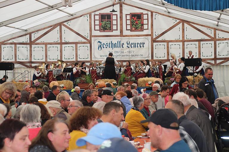 Der Sonntagnachmittag stand beim Brauhausfest ganz im Zeichen der Familie. Am frühen Nachmittag war das Zelt bereits gut mit Gästen aus Oberstreu und Umgebung besucht. Die Eußenhäuser Musikanten sorgten für die musikalische Unterhaltung.