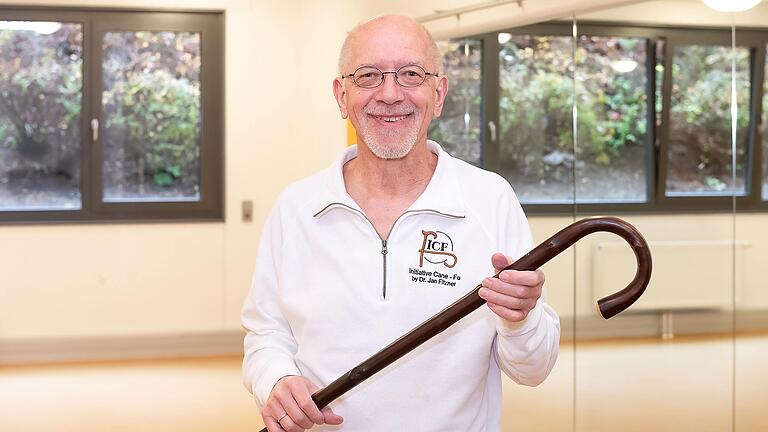 Jan Fitzner, Cane-Fu Lehrer, bietet Rentnerinnen und Rentnern einen neuen Selbstverteidigungskurs in der Volkshochschule an.