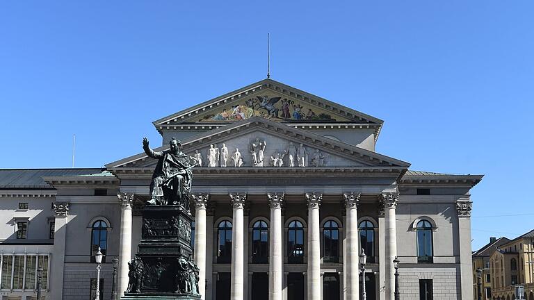 Bayerische Staatsoper       -  Der Max-Joseph-Platz vor der Bayerischen Staatsoper.