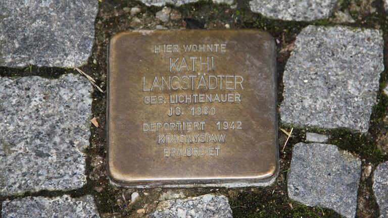 Der Gedenkstein für Kathi Langstädter in der Bahnhofstraße 5 in Gerolzhofen.