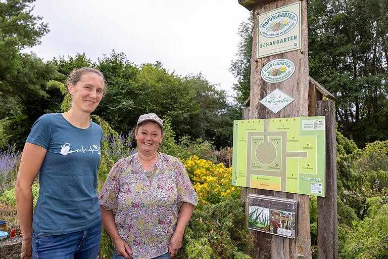 Sabine Ditterich (links) und Rita Popp kümmern sich mit weiteren Ehrenamtlichen um den Kräutergarten. Die beiden Kräuterfachfrauen bieten dort auch regelmäßig Führungen an.