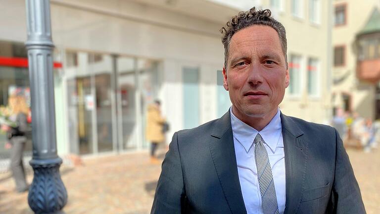 Lohrs Bürgermeister Mario Paul wohnt nicht unweit des Tatorts und wurde durch die nächtliche Detonation aus dem Schlaf gerissen. Lohrs Bürgermeister Mario Paul wohnt nicht unweit des Tatorts und wurde durch die nächtliche Detonation aus dem Schlaf gerissen.