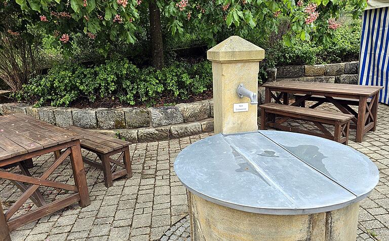 Saniert und damit wieder befestigt haben die Mitarbeiter des Bauhofes in Maroldsweisach diese Mauer im Hintergrund, welche den Dorfplatz in Altenstein einfriedet Saniert und damit wieder befestigt haben die Mitarbeiter des Bauhofes in Maroldsweisach diese Mauer im Hintergrund, welche den Dorfplatz in Altenstein einfriedet