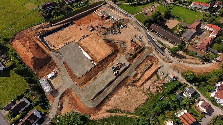 Nach Abschluss der Erdarbeiten ist das Baufeld für das Klinikum Main-Spessart am Sommerberg bereit für den Start des Rohbaus. Nach Abschluss der Erdarbeiten ist das Baufeld für das Klinikum Main-Spessart am Sommerberg bereit für den Start des Rohbaus.