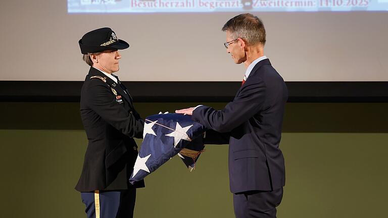 Reserveoffizierin Lieutenant Colonel Mary Ritzmann übergibt Oberbürgermeister Sebastian Remelé die US-Flagge aus den ehemaligen Ledward Barracks. Reserveoffizierin Lieutenant Colonel Mary Ritzmann übergibt Oberbürgermeister Sebastian Remelé die US-Flagge aus den ehemaligen Ledward Barracks.