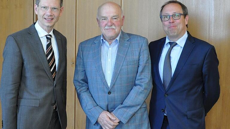 Von Familie Meister hat die Stadt die Gebäude Obere Straße 11 und 13 gekauft. Im Bild Klaus Meister (Mitte) umrahmt von OB Sebastian Remelé und Baureferent Ralf Brettin (rechts).