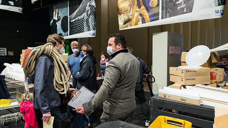 Persönliche Beratung durch den Chef: Theaterleiter Christof Wahlefeld (rechts) im Gespräch mit einem Flohmarkt-Besucher, der sich eines der vielen Taue bereits gesichert hatte. Persönliche Beratung durch den Chef: Theaterleiter Christof Wahlefeld (rechts) im Gespräch mit einem Flohmarkt-Besucher, der sich eines der vielen Taue bereits gesichert hatte.