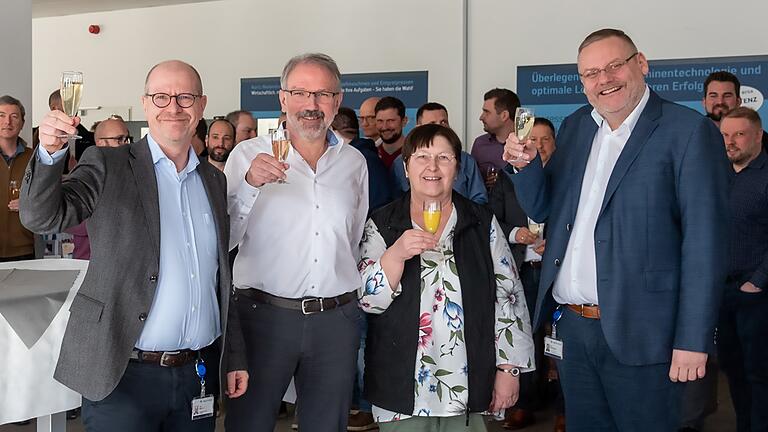 Die Kurtz-Ersa-Holding in Kreuzwertheim-Wiebelbach feierte 25-jähriges Bestehen (von links): Konzernchef Ralph Knecht, die Gründungsmitglieder Edwin Meixner und Anita Dosch sowie Finanzchef Thomas Mühleck. Die Kurtz-Ersa-Holding in Kreuzwertheim-Wiebelbach feierte 25-jähriges Bestehen (von links): Konzernchef Ralph Knecht, die Gründungsmitglieder Edwin Meixner und Anita Dosch sowie Finanzchef Thomas Mühleck.