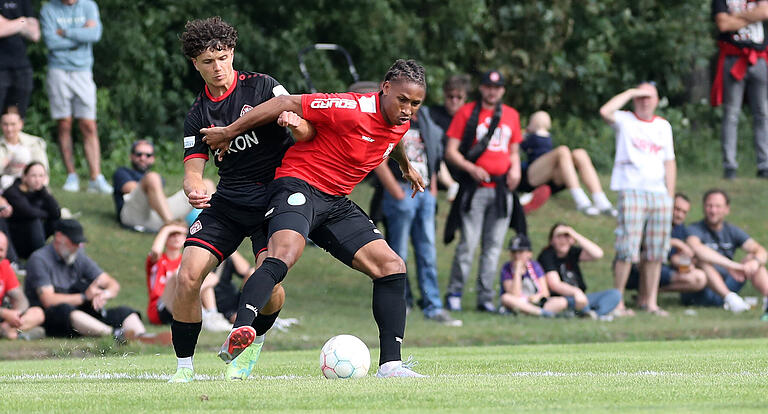 Ex-Rothose Caniggia Elva im Zweikampf mit Kickers-Youngster Marcel Fischer.