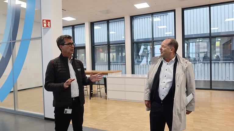 Frank Theil (Standortleiter) und Thomas Koenig (Standortsprecher) informieren über die aktuellen Projekte und die wirtschaftliche Situation des Unternehmens. Frank Theil (Standortleiter) und Thomas Koenig (Standortsprecher) informieren über die aktuellen Projekte und die wirtschaftliche Situation des Unternehmens.