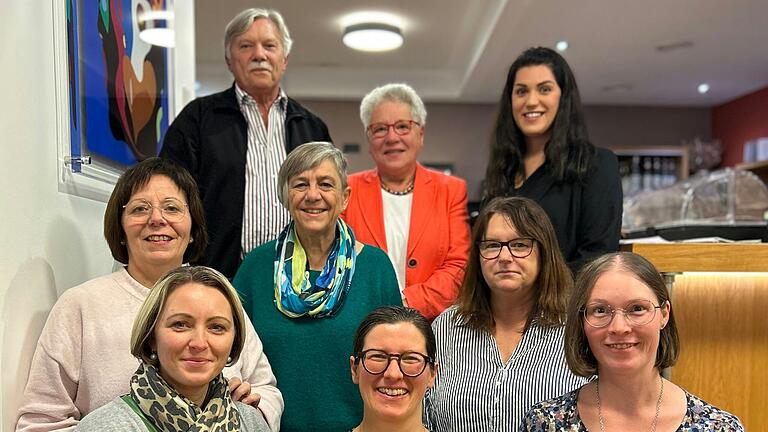 Obere Reihe von links: Joachim Haid (Kassier/Sozialreferent), Bernadette Hench (Pensionistenbetreuerin), Lena Grötsch (Schriftführerin), Mittlere Reihe von links: Barbara Cagnazzo (Vertretung Fachlehrer), Ute Bach-Schleicher (AG Schulleiter), Heike Werner (Vertretung Verwaltungsangestellte), Vordere Reihe von links: Christine Meyer (Beisitzerin), Kerstin Sauer (1. Vorsitzende), Caroline Omert (2. Vorsitzende)