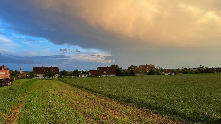 Im neuen Baugebiet 'Spreussberg III' sollen zwölf neue Bauplätze entstehen. Gebaut wird aus Platzgründen nur ein kleines Rückhaltebecken. Deshalb werden auch Rigolen und Zisternen notwendig, um gegen Starkregenereignisse besser gewappnet zu sein.