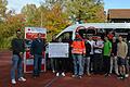 Das Foto zeigt Martin Steigert, Schulleiter i.V. Thomas Reinlein, Constanze Böck (4. v.l.), Fabian Wanninger (BRK Herzenswunsch Hospizmobil, 6. v.l.) und Schülerinnen und Schüler der FOSBOS Kitzingen.