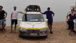 Rallye Allgäu-Orient       -  Team-Arbeit war gefragt: Monique Grable und Daniel Holzheimer, Stefan Seiffert und Andreas Miller sowie Juliane Then und Sebastian Ziegler erreichten mit ihren Opel-Omega-Fahrzeugen den dritten Platz.