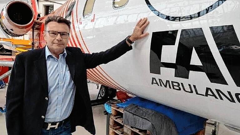 FAI-Inhaber Siegfried Axtmann lehnt an einem Ambulanz-Jet, der gerade im eigenen Hangar in Nürnberg gewartet wird.