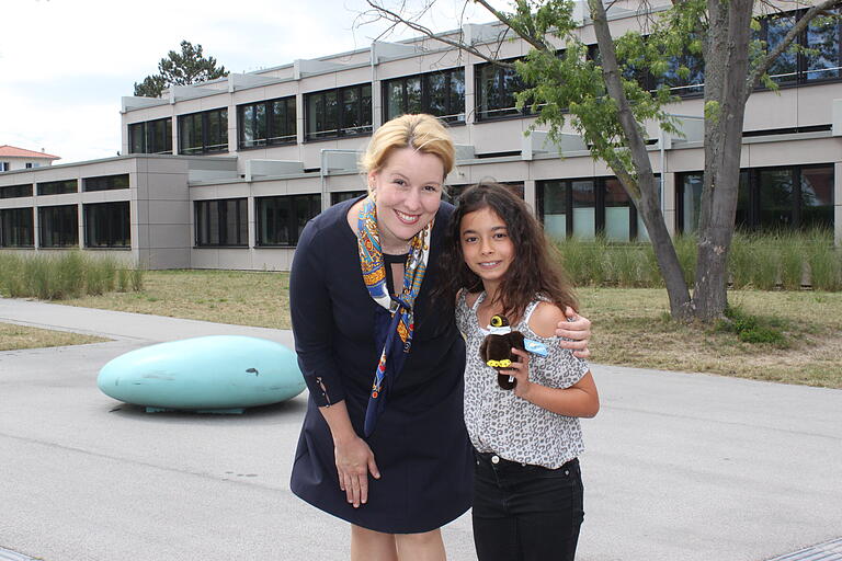 Bundesfamilienministerin Franziska Giffey zeigte sich bei ihrem Besuch im Juli 2019 angetan vom bürgerschaftlichen Engagement in Knetzgau. Mit im Bild Schülerin Jana.