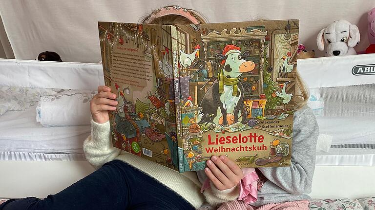 Das Buch 'Lieselotte Weihnachtskuh' wird bei Familie Back nicht nur in der Vorweihnachtszeit gerne gelesen.