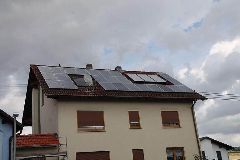 Das Haus von Michael Haas und Doreen Neun in der Fußgasse in Heßdorf hat die Grüne Hausnummer. bekommen.