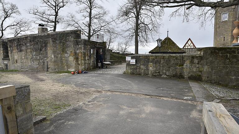 Der Zugang von der fast fertigen neuen Brücke in den Burghof auf dem Schlossberg in Königsberg wird rollstuhlgerecht gepflastert werden.