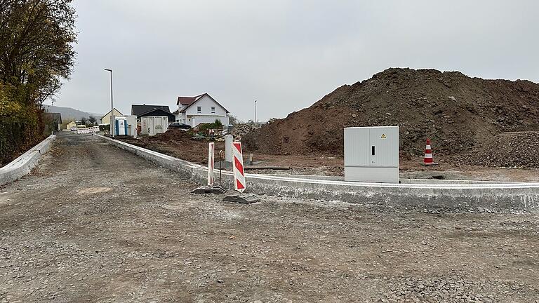 Gegen drei Stimmen stimmte der Stadtrat der Erschließungsmaßnahme 'Schmalgarten' im Stadtteil Aub zu. Hier entstehen unter anderem neue Straßenzüge und ein Baugebiet mit fünf Plätzen.