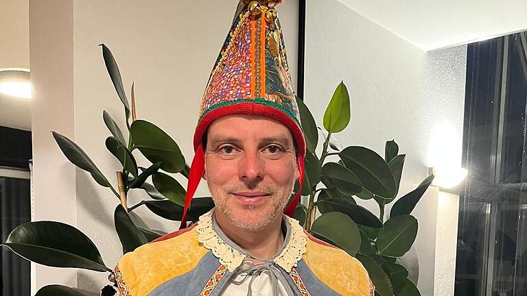 Ein Unterelsbacher Fosenöchter: Markus Henneberger aus Unterelsbach hat am Freitag zusammen mit dem 18-jährigen Jonas Fick ebenfalls die Ehre, die Rhöner Masken vor dem riesigen TV-Publikum zu vertreten. Ein Unterelsbacher Fosenöchter: Markus Henneberger aus Unterelsbach hat am Freitag zusammen mit dem 18-jährigen Jonas Fick ebenfalls die Ehre, die Rhöner Masken vor dem riesigen TV-Publikum zu vertreten.