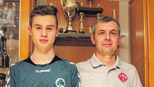Wie der Vater, so der Sohn? Der Würzburger Fabio Bozesan, aktuell in Diensten der SpVgg Greuther Fürth, möchte einmal Fußballprofi wie sein Vater Claudiu werden, der in seiner aktiven Zeit auch für Rumänien in der Nationalelf aufgelaufen ist. Wie der Vater, so der Sohn? Der Würzburger Fabio Bozesan, aktuell in Diensten der SpVgg Greuther Fürth, möchte einmal Fußballprofi wie sein Vater Claudiu werden, der in seiner aktiven Zeit auch für Rumänien in der Nationalelf aufgelaufen ist.