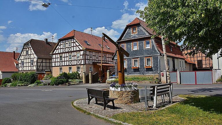 Die Dorferneuerung von Ipthausen geht im kommenden Jahr mit der Neugestaltung der Hauptstraße und des Bereichs am Lindenplatz weiter. Hier wird es künftig mehr Grünflächen und geordnete Parkbuchten geben. Integriert wird auch der Brunnen.