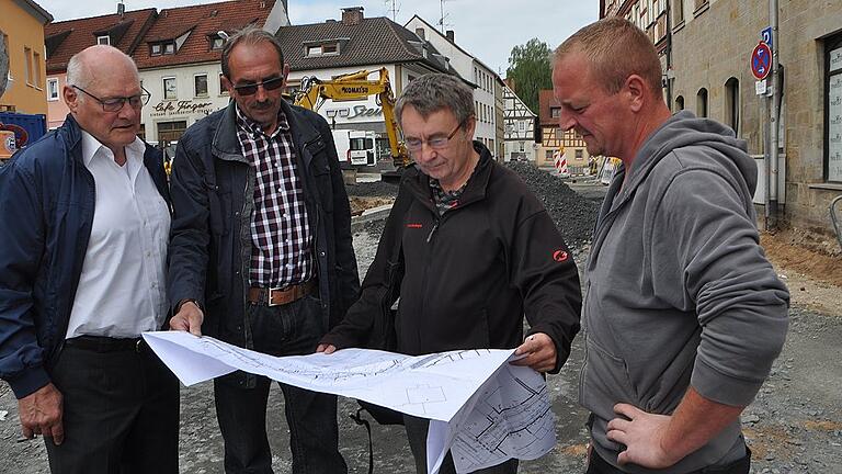 Bau-Besprechung: Bürgermeister Wolfgang Borst (von links), Hugo Schüßler (Newo-Bau), Bauleiter Uwe Marzog (Schlicht Lamprecht Schröder Architekten), Bernd Konrad (Tiefbau Müller).