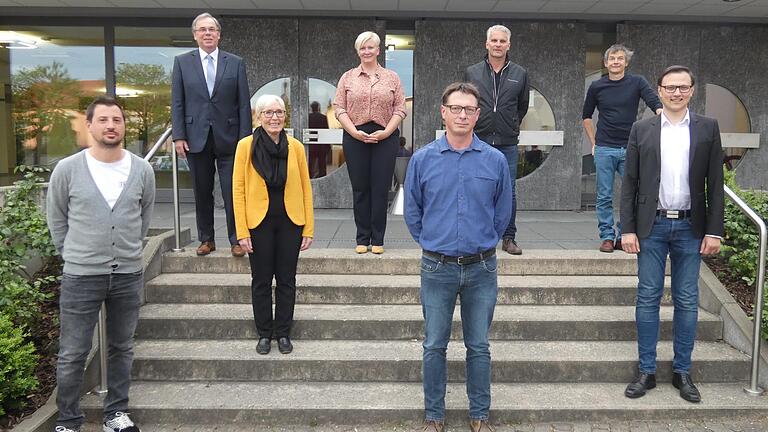 Bürgermeister Bernhard Ruß (hinten links) freut sich auf die Zusammenarbeit mit den neuen Gemeinderäten (von links) Matthias Naumann, Gabriele Braun, Andrea Rippstein, Mark Werner, Oliver Gottschalk, Stefan Rippstein und Julian Müller. Bürgermeister Bernhard Ruß (hinten links) freut sich auf die Zusammenarbeit mit den neuen Gemeinderäten (von links) Matthias Naumann, Gabriele Braun, Andrea Rippstein, Mark Werner, Oliver Gottschalk, Stefan Rippstein und Julian Müller.