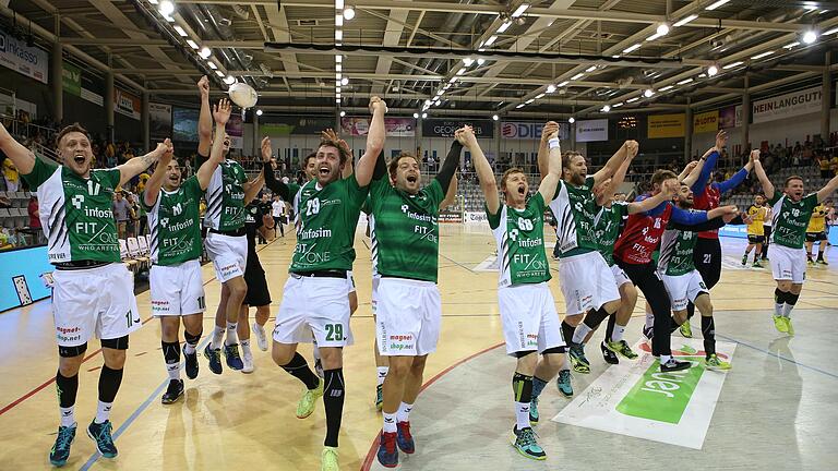 Julian Sauer (Sechster von links) und die Rimparer Wölfe nach einem von bisher elf Liga-Siegen gegen den HSC 2000 Coburg: Großer Jubel 2018 in der HUK-Coburg Arena