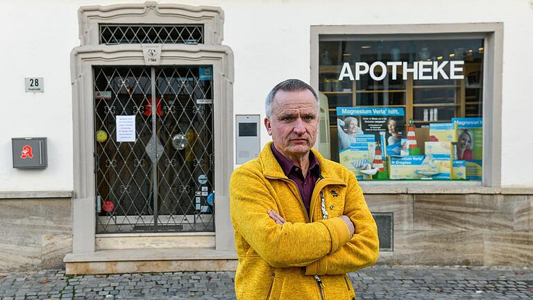 Dr. Beyer's Schloss-Apotheke, Sommerhausens einzige Apotheke, muss endgültig schließen. Die Nachfolgersuche, in die auch Bürgermeister Wilfried Saak (im Bild) involviert war, blieb erfolglos. Dr. Beyer's Schloss-Apotheke, Sommerhausens einzige Apotheke, muss endgültig schließen. Die Nachfolgersuche, in die auch Bürgermeister Wilfried Saak (im Bild) involviert war, blieb erfolglos.