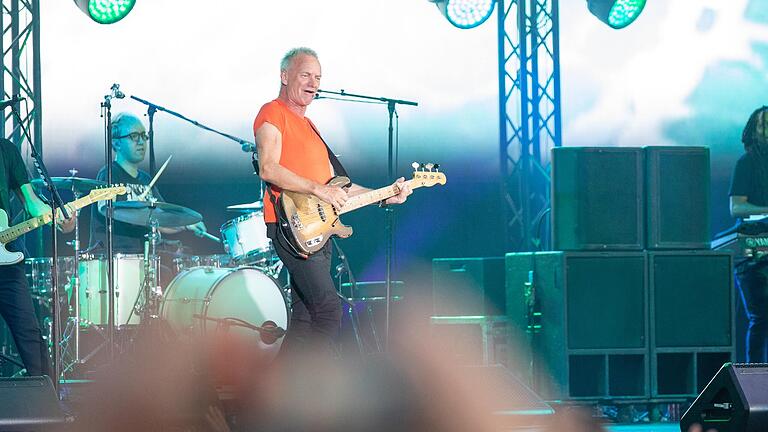 Sting begeisterte rund 15.000 Zuschauer auf dem Residenzplatz in Würzburg am 23. Juli 2022. Im Bild spielt Sting mit seiner Band.