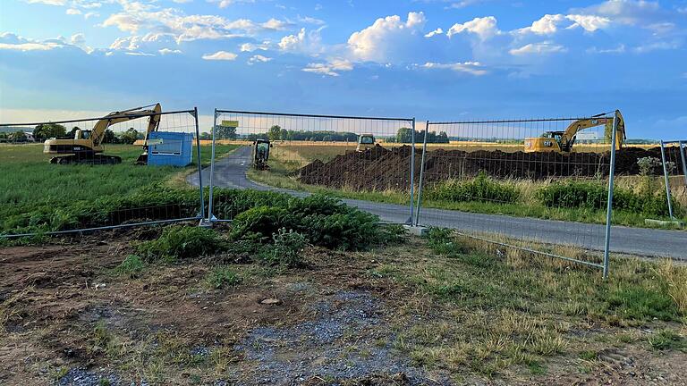 Bagger, Bauzäune, Baucontainer: Auch die Erdhügel auf dem Grundstück der Firma Schäflein führen deutlich vor Augen, dass die vorbereitenden Arbeiten für die künftige Großbaustelle begonnen haben. Bagger, Bauzäune, Baucontainer: Auch die Erdhügel auf dem Grundstück der Firma Schäflein führen deutlich vor Augen, dass die vorbereitenden Arbeiten für die künftige Großbaustelle begonnen haben.