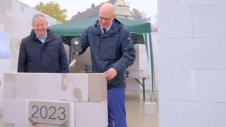 Landrat Thomas Bold sowie Gewo-Aufsichtsratsvorsitzender und OB Dirk Vogel freuten sich über die Grundsteinlegung an dem Zehnfamilienwohnhaus in der Schlesierstraße in Bad Kissingen.