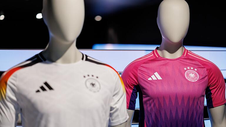 Trikots der Fußball-Nationalmannschaft.jpeg       -  Der DFB wechselt ab 2027 seinen Ausrüster.