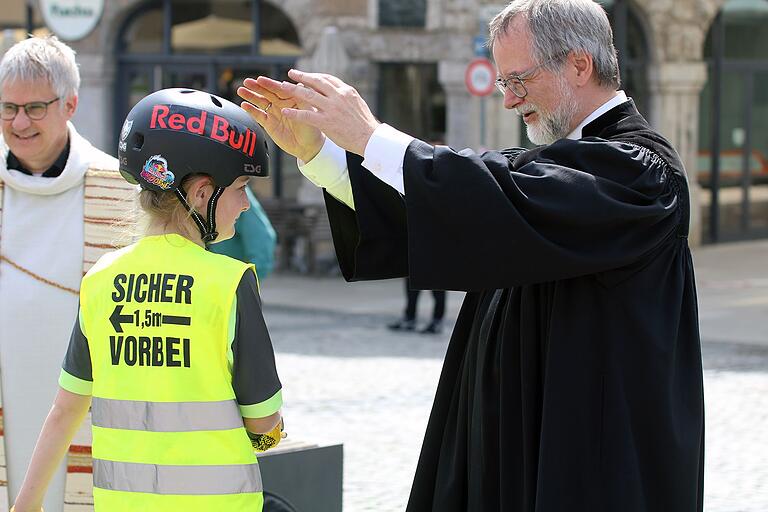 Pfarrer Heiko Kuschel segnete bei der ökumenischen Fahrradsegnung im Rahmen der 'Kidical Mass' auf dem Schweinfurter Marktplatz die Radfahrer.