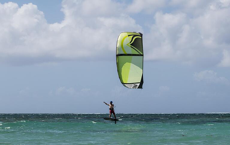 Für Jan Schiegnitz ist Hydrofoilen die Zukunft des Kitesports. Dabei wird ein Foil (bestehend aus einem Mast und zwei kleinen Flügeln) an die Unterseite des Boards geschraubt – die Kiter schweben so mit bis zu 60 Stundenkilometern über das Wasser. Für Jan Schiegnitz ist Hydrofoilen die Zukunft des Kitesports. Dabei wird ein Foil (bestehend aus einem Mast und zwei kleinen Flügeln) an die Unterseite des Boards geschraubt – die Kiter schweben so mit bis zu 60 Stundenkilometern über das Wasser.
