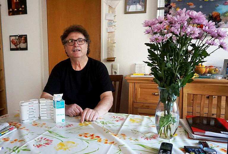 Trotz der widrigen Umstände legt Frank Büttner großen Wert auf eine freundliches, ansprechendes Umfeld. Im Wohn- und Esszimmer stehen immer frische Blumen. Trotz der widrigen Umstände legt Frank Büttner großen Wert auf eine freundliches, ansprechendes Umfeld. Im Wohn- und Esszimmer stehen immer frische Blumen.
