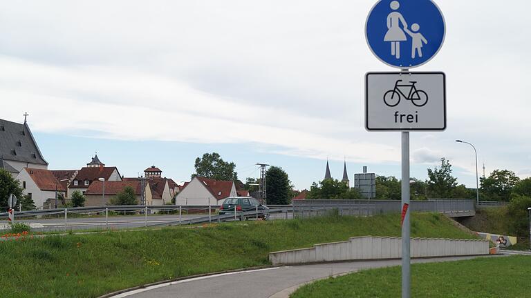 Früher ein gemischter Fuß- und Radweg, jetzt ein Fußweg mit dem Zusatz 'Radfahrer frei'. Warum hat die Stadt Haßfurt die Beschilderung geändert? Früher ein gemischter Fuß- und Radweg, jetzt ein Fußweg mit dem Zusatz 'Radfahrer frei'. Warum hat die Stadt Haßfurt die Beschilderung geändert?